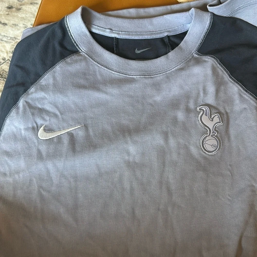 Men's THFC Short Sleeve Travel NIKE NWOT SIZE M LOOSE FIT